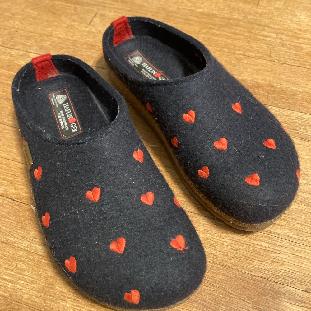 Haflinger Slippers, size 9, Navy with red hearts, EUC